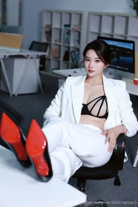 Elegant Portrait Photography Featuring Nan Qiao in XiuRen No.10908 – Stylish Fashion and Aesthetic Studio Shoot-10