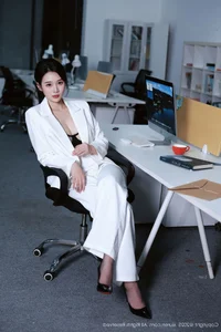 Elegant Portrait Photography Featuring Nan Qiao in XiuRen No.10908 – Stylish Fashion and Aesthetic Studio Shoot-6