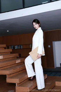 Elegant Portrait Photography Featuring Nan Qiao in XiuRen No.10908 – Stylish Fashion and Aesthetic Studio Shoot-0