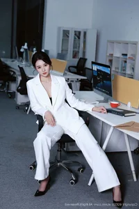 Elegant Portrait Photography Featuring Nan Qiao in XiuRen No.10908 – Stylish Fashion and Aesthetic Studio Shoot-4