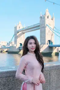 Elegant Pink Ao Dai at London's Tower Bridge: A Cultural Fusion-0