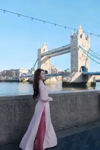 Elegant Pink Ao Dai at London's Tower Bridge: A Cultural Fusion-2