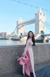 Elegant Pink Ao Dai at London's Tower Bridge: A Cultural Fusion-1