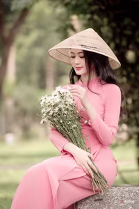 VGU No.62: Discover the graceful traditional beauty of Vietnam with Ao Dai and conical hat-6