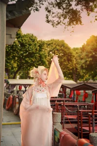 East Meets West: Russian Beauty Zhu Li Ya’s Ethereal Debut in Traditional Hanfu Elegance-12