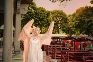 East Meets West: Russian Beauty Zhu Li Ya’s Ethereal Debut in Traditional Hanfu Elegance-1