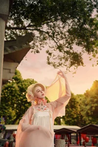 East Meets West: Russian Beauty Zhu Li Ya’s Ethereal Debut in Traditional Hanfu Elegance-2