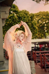 East Meets West: Russian Beauty Zhu Li Ya’s Ethereal Debut in Traditional Hanfu Elegance-7