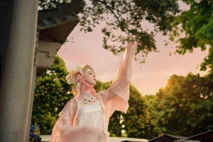 East Meets West: Russian Beauty Zhu Li Ya’s Ethereal Debut in Traditional Hanfu Elegance-11