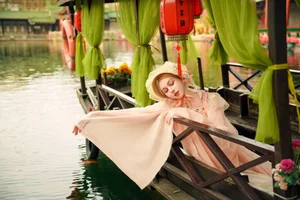 East Meets West: Russian Beauty Zhu Li Ya’s Ethereal Debut in Traditional Hanfu Elegance-13