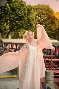 East Meets West: Russian Beauty Zhu Li Ya’s Ethereal Debut in Traditional Hanfu Elegance-4