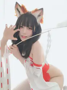 Coser Baiyin transforms into an enchanting Shrine Fox, showcasing captivating beauty in unique Kitsune cosplay-18