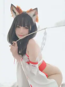 Coser Baiyin transforms into an enchanting Shrine Fox, showcasing captivating beauty in unique Kitsune cosplay-16