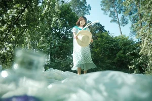 Elegant Spring Portrait Photography: Yang Zi in Art Language Vol.9105 – A Floral Aesthetic Journey of Light and Nature-6