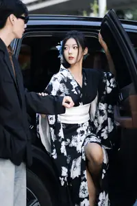 YiTuYu Vol.8764: Discover the Elegant Beauty of Qi Miao in a Private Space-3