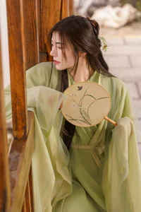 Ethereal Emerald Dreams: Exploring the Fluid Artistry of Ao Xiang Jo Shi’s Latest Portrait Series-8