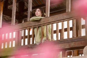 Ethereal Emerald Dreams: Exploring the Fluid Artistry of Ao Xiang Jo Shi’s Latest Portrait Series-10