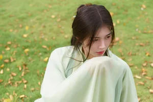 Ethereal Emerald Dreams: Exploring the Fluid Artistry of Ao Xiang Jo Shi’s Latest Portrait Series-4