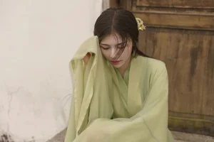 Ethereal Emerald Dreams: Exploring the Fluid Artistry of Ao Xiang Jo Shi’s Latest Portrait Series-13