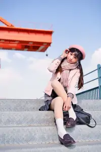 Explore Tun Shu Mei Vol.8548: The girl with a pink beret and enchanting fashion style on railway tracks-34