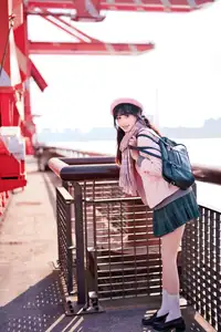 Explore Tun Shu Mei Vol.8548: The girl with a pink beret and enchanting fashion style on railway tracks-32