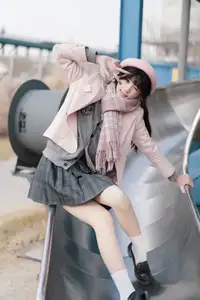 Explore Tun Shu Mei Vol.8548: The girl with a pink beret and enchanting fashion style on railway tracks-43