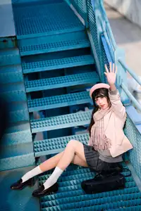 Explore Tun Shu Mei Vol.8548: The girl with a pink beret and enchanting fashion style on railway tracks-13