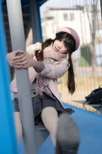 Explore Tun Shu Mei Vol.8548: The girl with a pink beret and enchanting fashion style on railway tracks-11