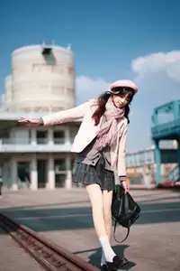Explore Tun Shu Mei Vol.8548: The girl with a pink beret and enchanting fashion style on railway tracks-40
