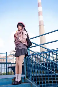 Explore Tun Shu Mei Vol.8548: The girl with a pink beret and enchanting fashion style on railway tracks-5