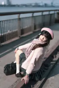 Explore Tun Shu Mei Vol.8548: The girl with a pink beret and enchanting fashion style on railway tracks-29