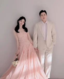 Korean Actress Kim Yu-ji's Romantic Valentine's Day Wedding: Elegant Bridal Style and Celebrity Marriage News-5