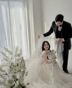 Korean Actress Kim Yu-ji's Romantic Valentine's Day Wedding: Elegant Bridal Style and Celebrity Marriage News-3