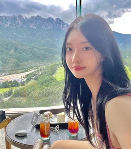 Korean Actress Kim Yu-ji's Romantic Valentine's Day Wedding: Elegant Bridal Style and Celebrity Marriage News-0