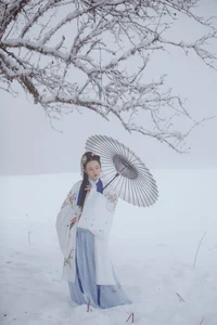 Elegant Winter Portrait Photography: Shiba Yue in YiTuYu Art Language Vol.9112 – Serene Snow Scenes and Artistic Fashion Aesthetics-11