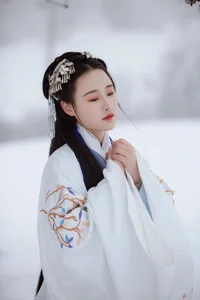 Elegant Winter Portrait Photography: Shiba Yue in YiTuYu Art Language Vol.9112 – Serene Snow Scenes and Artistic Fashion Aesthetics-0