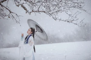 Elegant Winter Portrait Photography: Shiba Yue in YiTuYu Art Language Vol.9112 – Serene Snow Scenes and Artistic Fashion Aesthetics-9