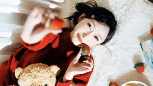 YiTuYu Art Language Vol.8573 zzzzzzz: A Girl's Sweet Relaxed Moment with a Bowl of Fruits-2