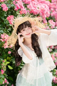 Sunkissed Serenity: Xia Yu Xiao Nian’s Artistic Summer Escape-4