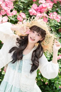 Sunkissed Serenity: Xia Yu Xiao Nian’s Artistic Summer Escape-12