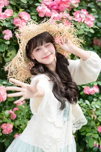 Sunkissed Serenity: Xia Yu Xiao Nian’s Artistic Summer Escape-23