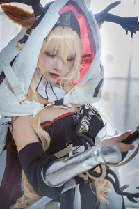 Stunning Arknights Viviana Rost Cosplay by Yi Qian Zhi Mao Bo He: The Candle Knight (13P Image Gallery)-0