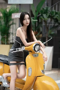 Sophisticated Urban Grace: Yin Zi Er’s Dark Gray Silhouette-20