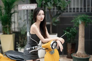 Sophisticated Urban Grace: Yin Zi Er’s Dark Gray Silhouette-15