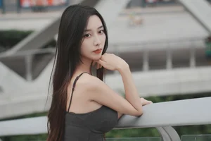 Sophisticated Urban Grace: Yin Zi Er’s Dark Gray Silhouette-0