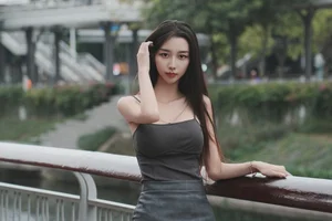 Sophisticated Urban Grace: Yin Zi Er’s Dark Gray Silhouette-17