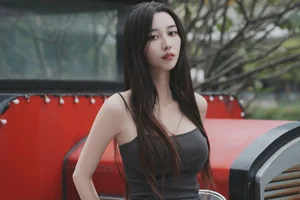 Sophisticated Urban Grace: Yin Zi Er’s Dark Gray Silhouette-24