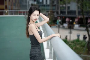 Sophisticated Urban Grace: Yin Zi Er’s Dark Gray Silhouette-13