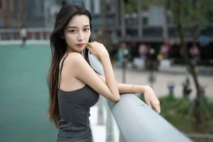 Sophisticated Urban Grace: Yin Zi Er’s Dark Gray Silhouette-10