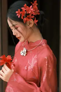 Graceful Ao Dai: Traditional Vietnamese Beauty Adorned with Fresh Flowers-4